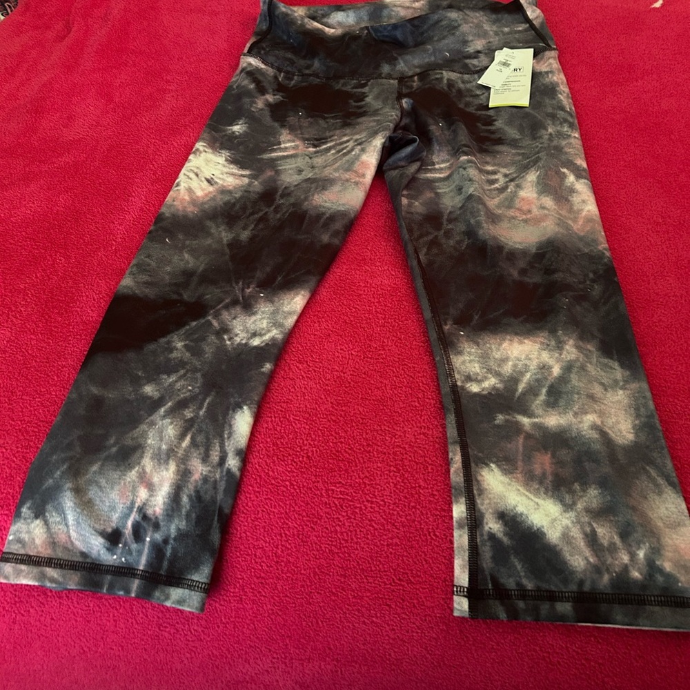 BRAND NEW, WITH TAGS🩷 Old Navy Active Go Dry crop yoga pants, size 1X PLUS.
